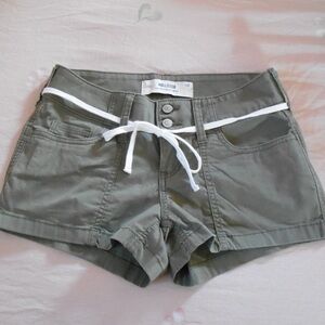 Hollister Cargo Low Rise 2.5” Inseam Shorts with Vintage Style Detailing